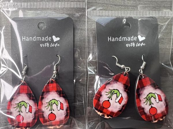 Grinch fingers earrings